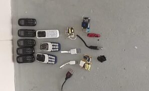 Oito mini aparelhos de celular com bateria, quatro plugs de cabo USB, sete chips e um fio estavam dentro do corpo do preso