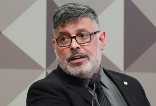 Alexandre Frota disse que não vai comentar, pois ainda não tem conhecimento sobre a ação.