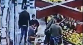A ocorrência foi registrada na tarde da última terça-feira, 22, e câmeras do comércio flagraram o ato