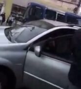 De acordo com o adolescente, ele estava no meio de uma entrega de bicicleta quando um motorista passou a ofendê-lo