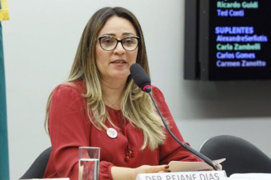 A deputada Rejane Dias (PT-PI) é a autora do projeto