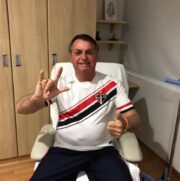 A primeira-dama compartilhou uma foto de Bolsonaro nas redes sociais