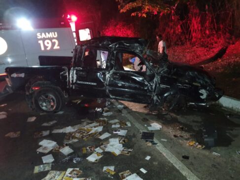 Caminhonete ficou completamente destruída no acidente