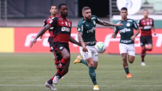 O jogador Zé Rafael, da SE Palmeiras, disputa bola com o jogador Gerson, do CR Flamengo