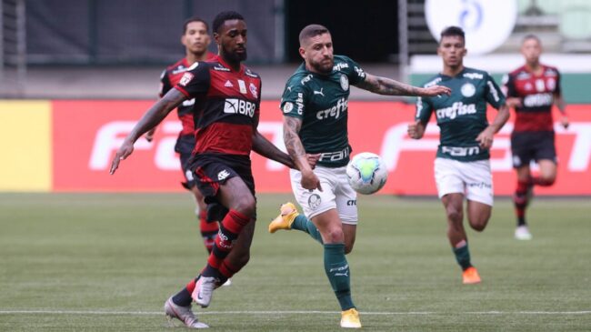 O jogador Zé Rafael, da SE Palmeiras, disputa bola com o jogador Gerson, do CR Flamengo