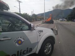 Carro pega fogo após bater em outro veículo e parar no poste