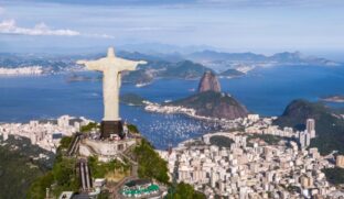 Vista aérea de Cristo Redentor e Pão de Açúcar, no Rio de Janeiro