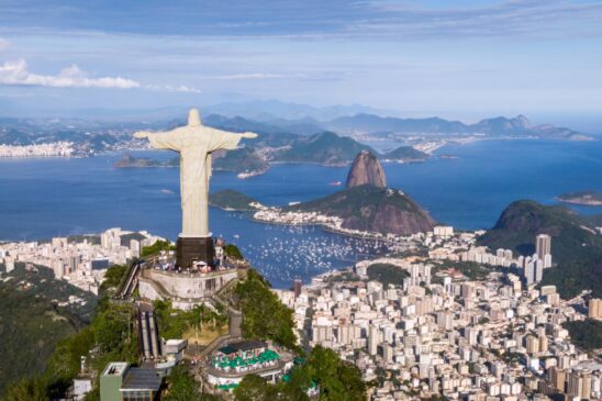 Vista aérea de Cristo Redentor e Pão de Açúcar, no Rio de Janeiro