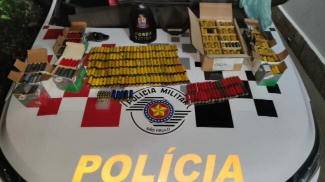 Motorista que dirigia em alta velocidade apresentou documentos vencidos e foi preso; no carro foram encontradas armas e munição