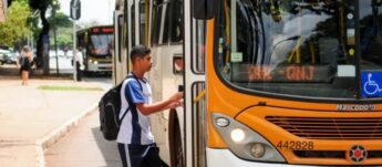 Passageiro embarca em ônibus urbano