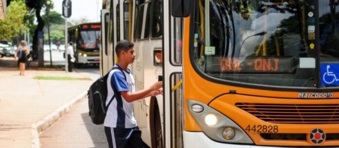 Passageiro embarca em ônibus urbano