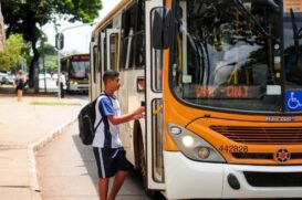 Atualmente, jovens de 15 a 29 anos com renda de até dois salários mínimos podem viajar de graça em ônibus interestaduais