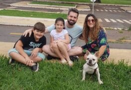 A psicopedagoga Aline e a fam&iacute;lia com o buldogue franc&ecirc;s Luk. "Ele &eacute; muito amoroso, extremamente pegajoso, n&atilde;o gosta de ficar sozinho, quer sempre algu&eacute;m da fam&iacute;lia."