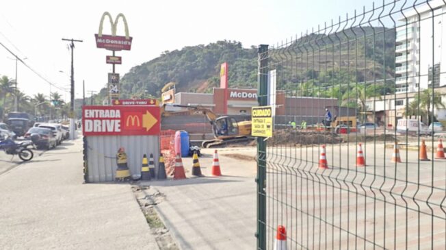 Obra em terreno onde funcionava um posto de combustível na Avenida Puglisi, em Guarujá