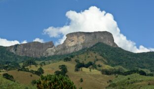 São Bento do Sapucaí. Na Serra da Mantiqueira, a cidade tem o clima ameno de serra e a Pedra do Baú, que tem 400 m de altura e proporciona uma vista incrível do Vale do Paraíba