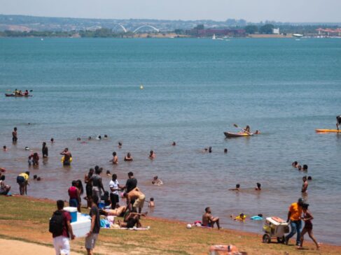 Brasilienses lotam a orla do Lago Paranoá para amenizar o calor; segundo Inmet, onda de calor deve se estender até sexta-feira