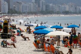 Banhistas se refrescam do calor na praia de Copacabana; Brasil também sofre com onda de calor