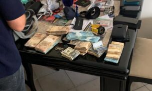 Na casa de um funcionário da Petrobras os policiais federais apreenderam uma grande quantidade de dinheiro em espécie