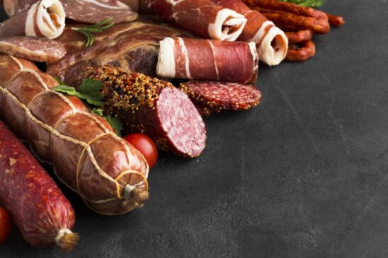 O salame com os amigos em um bar, pratos que tenham presunto ou outros embutidos, cachorro-quente, às vezes, não são perigosos