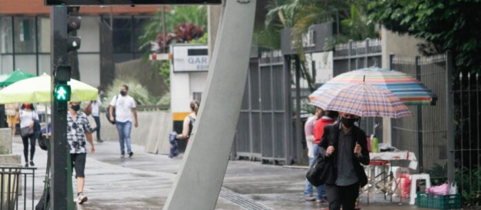 As tempestades aumentam as chances para formação de alagamentos, deslizamentos de terra e transbordamento de rios e córregos.