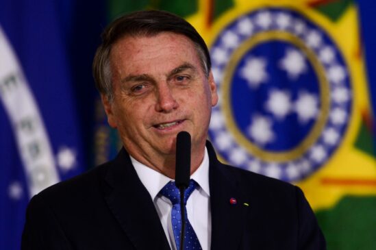 Presidente escreveu que a suspensão dos testes representava uma vitória a ele; mais tarde, foi anunciado que voluntário se suicidou