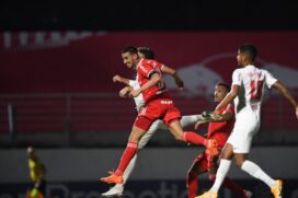O Internacional aproveitou o momento de Thiago Galhardo e o fraco desempenho defensivo do Bragantino no primeiro tempo