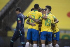 Diante de um adversário de menor qualidade técnica, a equipe comandada por Tite não teve problemas para assumir o comando das ações desde o primeiro minuto