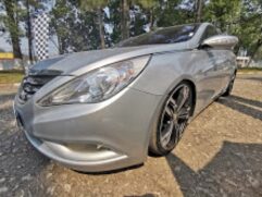 O destaque é um Hyundai Azera 3.0 V6 ano 2011, modelo 2012