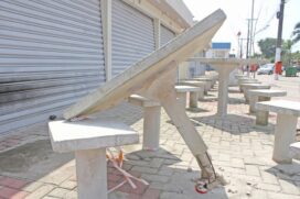 Algumas mesas da Praça estão soltas das bases de concreto, além das bases estarem com os ferros expostos