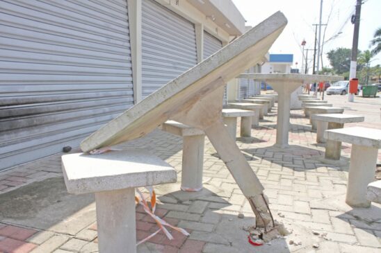 Algumas mesas da Praça estão soltas das bases de concreto, além das bases estarem com os ferros expostos
