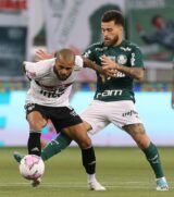 O jogador Lucas Lima, da SE Palmeiras, disputa bola com o jogador Dani Alves, do São Paulo FC, durante partida válida pela décima quinta rodada