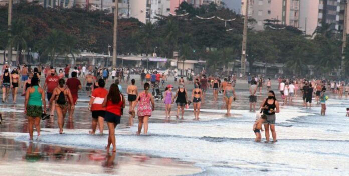 Moradores e turista na praia