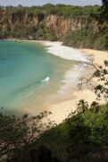 PRAIA DO SANCHO. Vizinha à Baía dos Porcos, a praia é igualmente bela e hipnotizante, mas o acesso a ela é controlado. Precisa adquirir um ingresso do Parque Nacional Marinho da ilha e descer por uma passarela. A vista de cima da praia e a cor da água pre