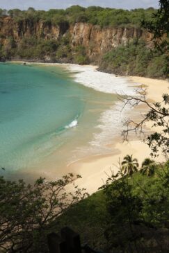 PRAIA DO SANCHO. Vizinha à Baía dos Porcos, a praia é igualmente bela e hipnotizante, mas o acesso a ela é controlado. Precisa adquirir um ingresso do Parque Nacional Marinho da ilha e descer por uma passarela. A vista de cima da praia e a cor da água pre