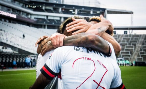 O Flamengo enfrenta o Internacional, no próximo domingo (25), no Beira-Rio, em Porto Alegre, pelo Brasileirão