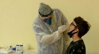 A gest&atilde;o estadual conta com a vacina&ccedil;&atilde;o em escolas para atingir esse p&uacute;blico