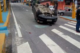 Carro capotou no entroncamento com a rua Dr. Mário Augusto Pereira