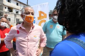 O candidato a prefeito de São Paulo, Márcio França, em visita ao bairro da Brasilândia