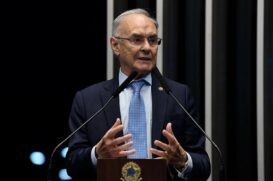 Arolde de Oliveira estava internado desde o dia 5 de outubro; o primeiro suplente Carlos Francisco Portinho deve assumir a vaga