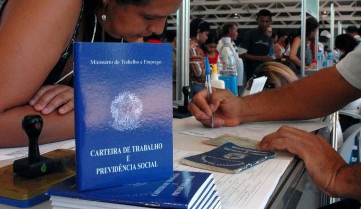 As vagas para Auxiliar de Manipulação são efetivas, e em regime de escala 6x1, sendo o horário diurno ou vespertino. A empresa oferece salário de R$ 1.456,32