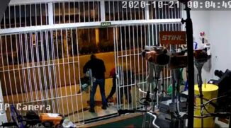 O trio chegou por volta das 23h com um alicate e quebrou a fechadura do estabelecimento em Porto