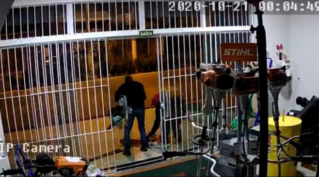 O trio chegou por volta das 23h com um alicate e quebrou a fechadura do estabelecimento em Porto