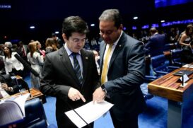 L&iacute;der da Rede no Senado, Randolfe Rodrigues (&agrave; esq.), e l&iacute;der do PDT, Weverton