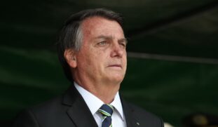 Bolsonaro disse que medicamentos como hidroxicloroquina, ivermectina e Anitta são como cura à doença