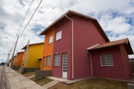 Secretaria de Estado da Habitação entrega 221 títulos de propriedade em Bertioga