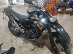 Peças de motos, computadores, celular com queixa de roubo e documentos veiculares também foram recolhidos pela equipe