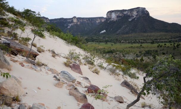PAREDÕES ARENOSOS. Não é difícil encontrar elevações rochosas em harmonia com areia: além das cachoeiras, dunas também são frequentes em Aurora do Tocantins. A cor da areia pode variar de bege até aquela meio avermelhada - e o contraste com o verde do cer