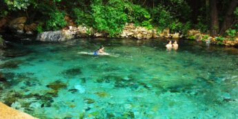 RIO AZUIS. Pela foto já dá para ver porque leva esse nome: as pedras do leito do rio têm essa coloração azul turquesa, e entre março e outubro, na época da seca, a água fica transparente