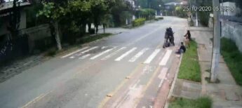 Às 5h18, um grupo para na rua para descansar e um minutos depois, os jovens são abordados por dois homens