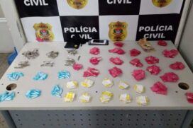 Um dos abordados disse aos policiais que os entorpecentes para venda estavam armazenados dentro de uma sacola plástica